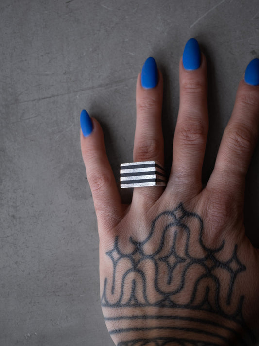 ¡Pon un toque único a tu estilo con un anillo de incrustaciones!